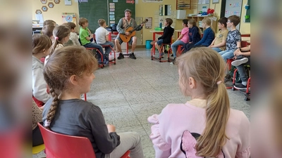 Die musikalischen Zweitklässler mit Ctibor Süsser. (Bild: Anja Steinhauser)