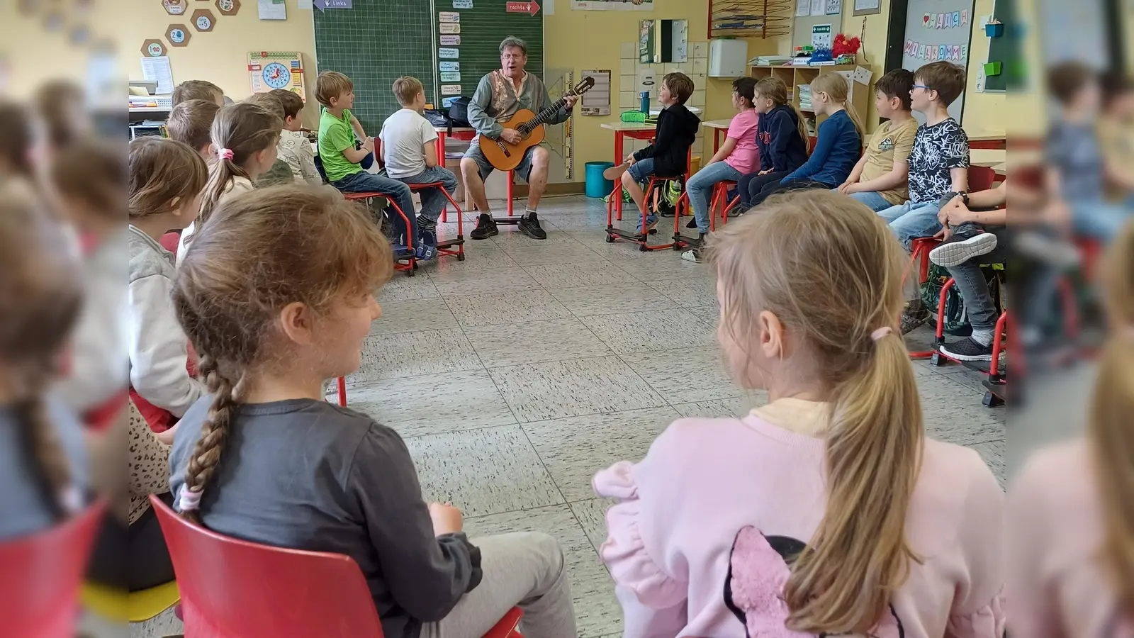 Die musikalischen Zweitklässler mit Ctibor Süsser. (Bild: Anja Steinhauser)