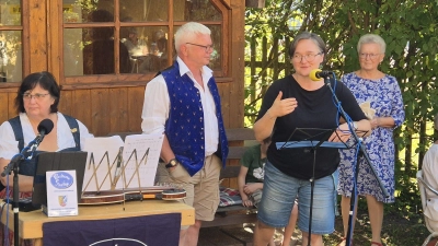Marianne Mooburger von der Katholischen Erwachsenenbildung (rechts) bedankte sich mit AK-Sprecher Bebbo Schuler (Mitte) bei den Mitwirkenden Franz und Ingrid Gericke (links) und Simone Lautenschlager (2. v. rechts). (Bild: Markus Nagler)