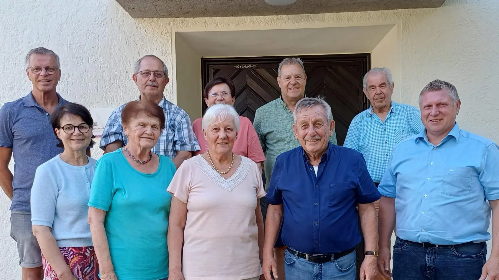 Die neue Vorstandschaft des Förderkreises Altenhilfe. Vorne v. l.: Petra Weih, Heidi Flierl, stellv. Vorsitzende Hildegard Kohl, Vors. Werner Schulz, Schriftführer Martin Merkl, hinten v. l.: Bürgermeister a.D. Hermann Falk, Reinhold Birner, Bärbel Birner, Peter Leitsoni und Karlheinz Schwandner.  (Bild: Annemarie Brandl)