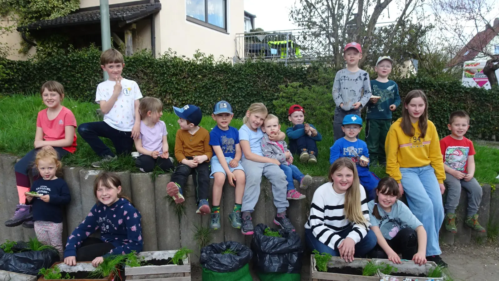 Die Kinder sind stolz auf ihre Kartoffelkisten. (Bild: Michaela Kopp)