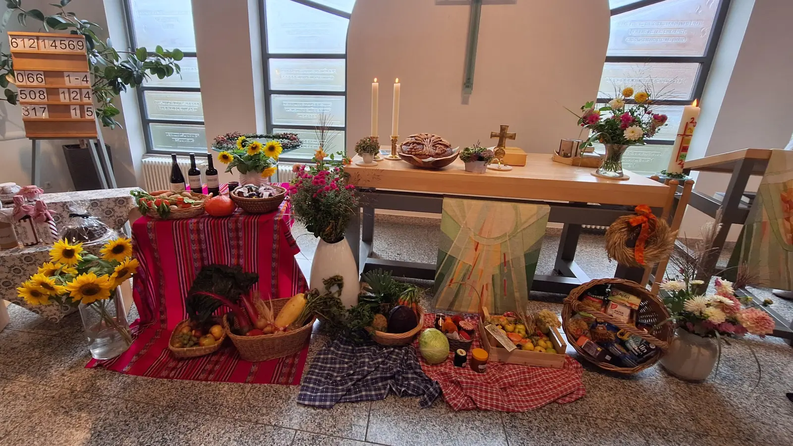 Der prachtvoll geschmückte Altar mit vielen Erntegaben in Waldershof. (Bild: Gabriele Rubenbauer)
