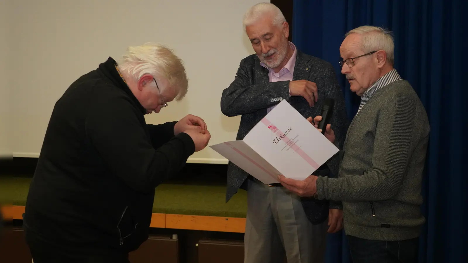 Präses Gottfried Schubach ehrt langjährige Mitglieder.  (Bild: Alois Schröpf )