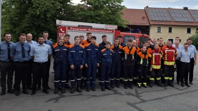 Gruppenbild mit den Prüfern, Kommandanten und den Kreisbrandmeistern.  (Bild: Michel Roith)