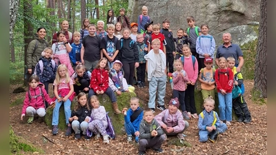 Die Schüler mit Lehrerin Sophie Wittmann (links) und Vogelschutzwart Josef Schieder (rechts) beim Teufelsbutterfaß. (Bild: Josef Schieder)