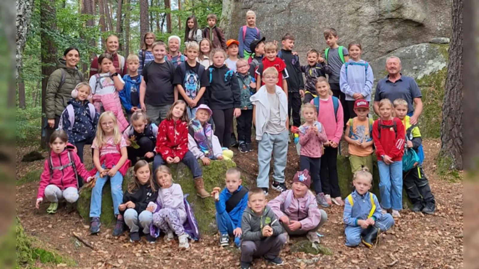 Die Schüler mit Lehrerin Sophie Wittmann (links) und Vogelschutzwart Josef Schieder (rechts) beim Teufelsbutterfaß. (Bild: Josef Schieder)