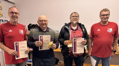 Den Erstplatzierten des Preisschafkopfs, Markus Fleischmann, Peter Kirzinger und Peter Bugera gratulierte der Fanclub-Vorsitzende Gerhard Pickel (von links nach rechts). (Bild: Günther Wedel)