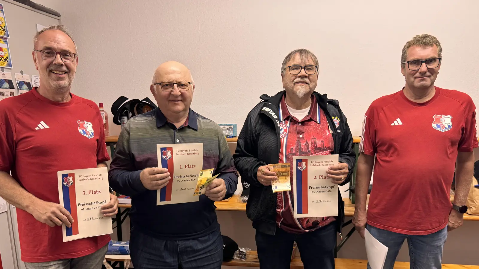Den Erstplatzierten des Preisschafkopfs, Markus Fleischmann, Peter Kirzinger und Peter Bugera gratulierte der Fanclub-Vorsitzende Gerhard Pickel (von links nach rechts). (Bild: Günther Wedel)