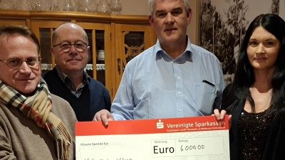 Spendenübergabe durch Dr. Manfred Bauer (Zweiter von rechts) und Veronika Eckert (rechts) an Dekan Alexander Hösl (links) und Kirchenpfleger Werner Hanauer. (Bild: Werner Hanauer)