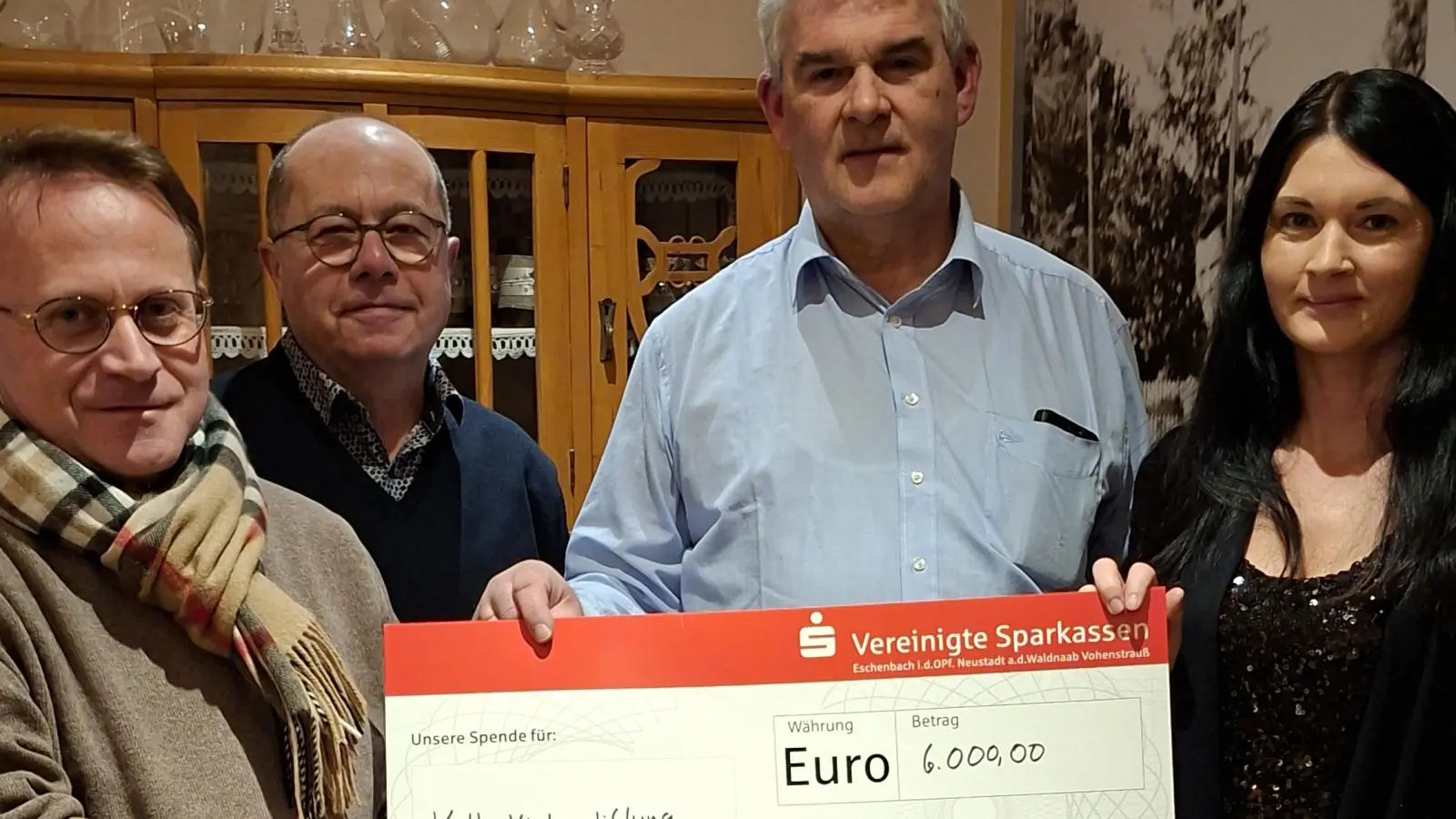 Spendenübergabe durch Dr. Manfred Bauer (Zweiter von rechts) und Veronika Eckert (rechts) an Dekan Alexander Hösl (links) und Kirchenpfleger Werner Hanauer. (Bild: Werner Hanauer)