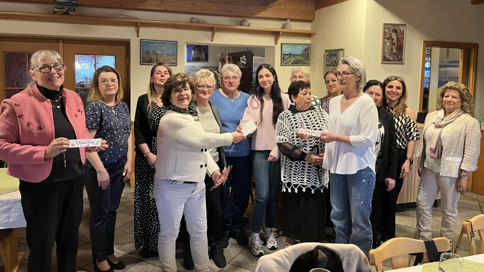 Erste Spendenübergabe aus Erlös Fastenessen. (Bild: Angelika Gradl)