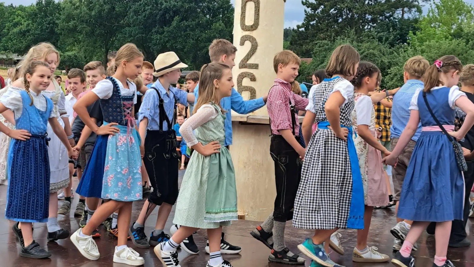 Die Kinder tanzen in Tracht um den Kirwabaum. (Bild: Monika Leditschke)