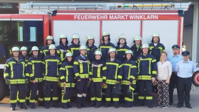 Die Teilnehmerinnen und Teilnehmer der Freiwilligen Feuerwehr Markt Winklarn e.V. nach der erfolgreichen Abnahme der Leistungsprüfung „Die Gruppe im Hilfeleistungseinsatz“ gemeinsam mit Erster Bürgermeisterin Sonja Meier, den Kommandanten Stephan Killermann und Christopher Wenzel sowie den Schiedsrichtern Kreisbrandmeister Peter Killermann und Peter Reier. (Bild: Thomas Ettl)