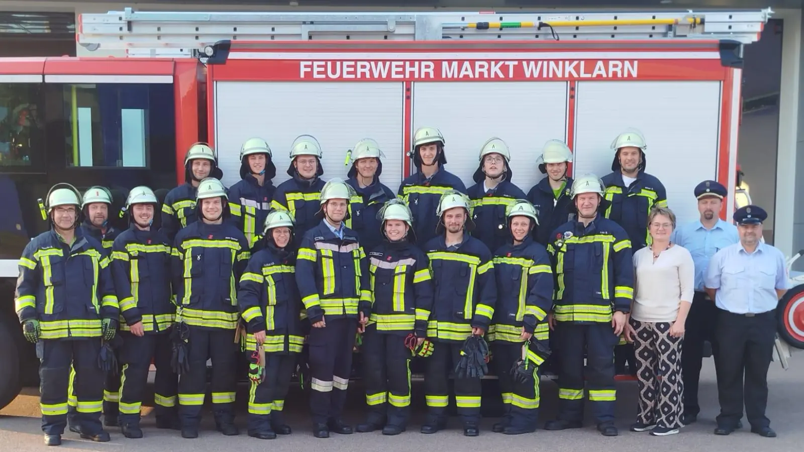 Die Teilnehmerinnen und Teilnehmer der Freiwilligen Feuerwehr Markt Winklarn e.V. nach der erfolgreichen Abnahme der Leistungsprüfung „Die Gruppe im Hilfeleistungseinsatz“ gemeinsam mit Erster Bürgermeisterin Sonja Meier, den Kommandanten Stephan Killermann und Christopher Wenzel sowie den Schiedsrichtern Kreisbrandmeister Peter Killermann und Peter Reier. (Bild: Thomas Ettl)
