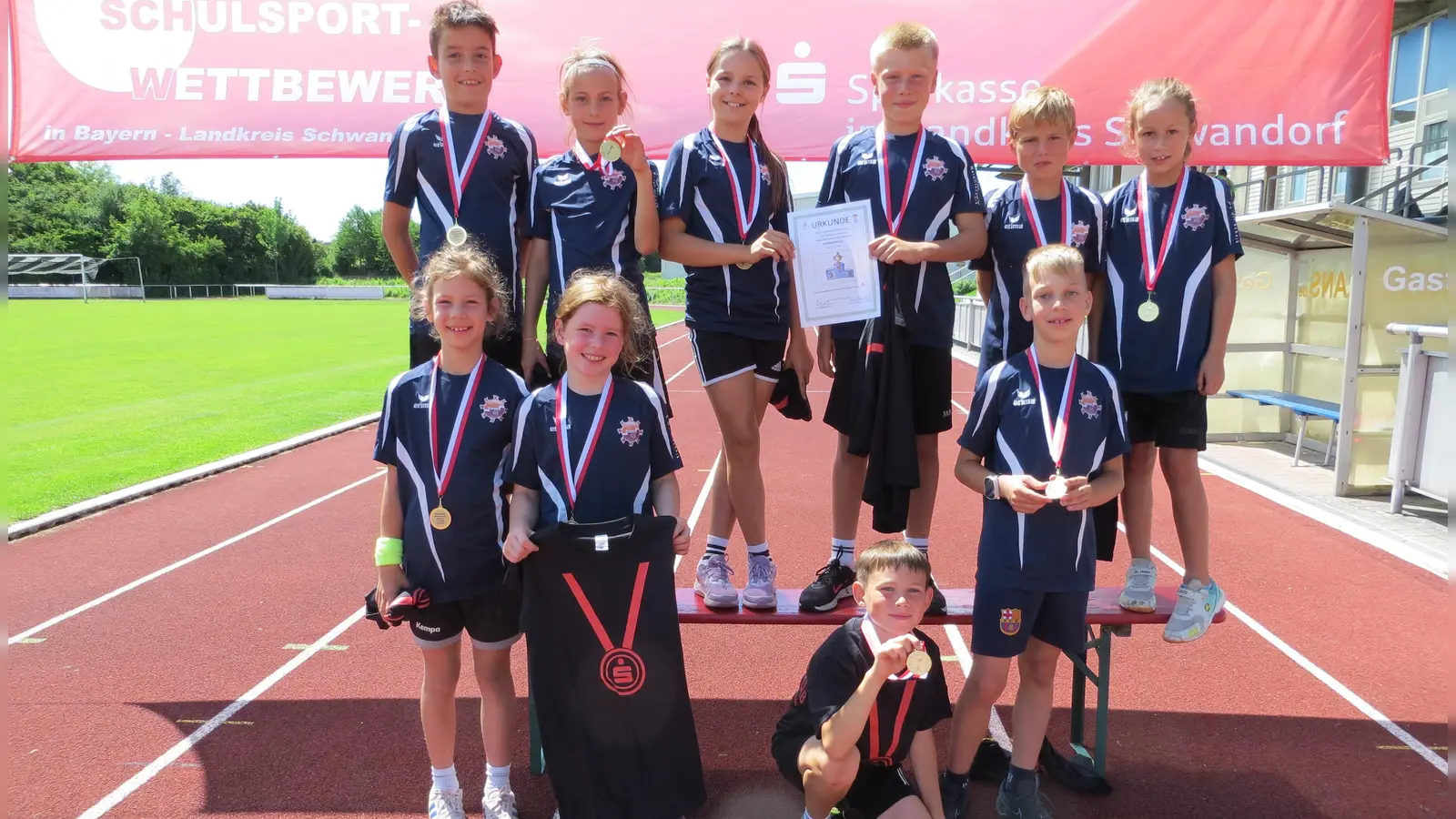 Die erfolgreiche Leichtathletik-Mannschaft der Grundschule Schwarzenfeld. (Bild: Maria Birzer)