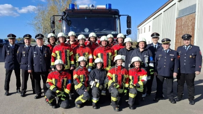 Die beiden Prüfungsgruppen mit den Prüfern und den Beobachtern der FFW. (Bild: Karl Ziegler)