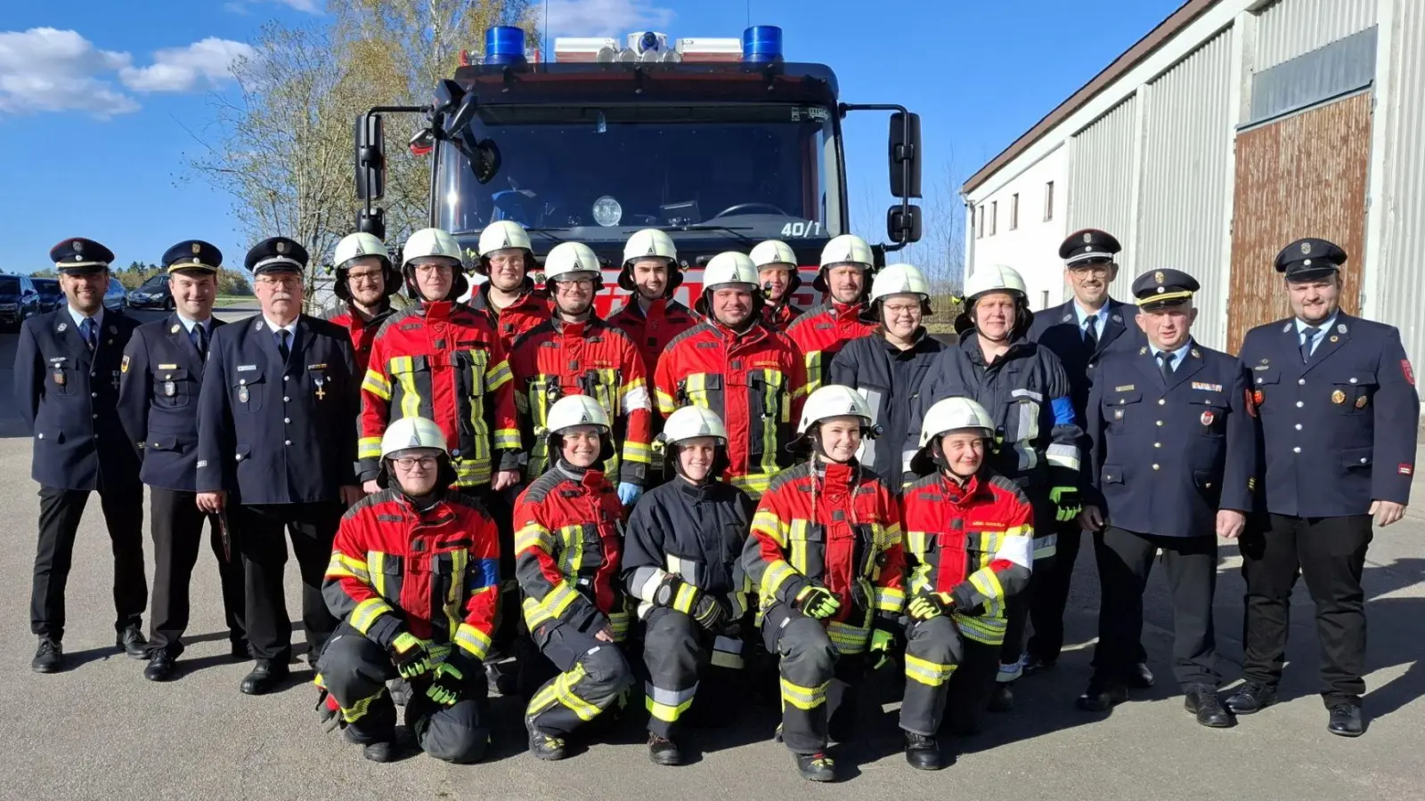 Die beiden Prüfungsgruppen mit den Prüfern und den Beobachtern der FFW. (Bild: Karl Ziegler)