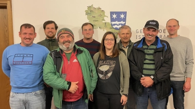 Von Links: Die Feldgeschworenen: Hausner Manuel, Lukas Jakob, Obmann Lukas Matthias, Lindner Sebastian, Hösl Michaela, Kick Alois, stv. Obmann Schwägerl Christian, Schmauß Tobias. (Bild: Johannes Kett)