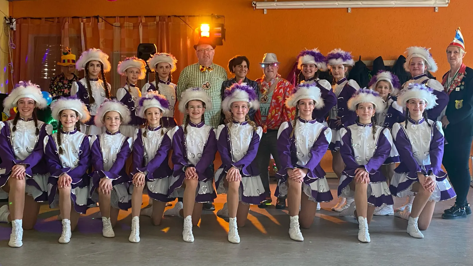 Die Eschenbacher Jugendgarde mit den neuen Ordensträgern des SCS  (Bild:  Daniel Spachtholz)