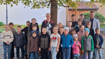 Bei der Preisverleihung der Bücherrallye in Oberviechtach überreichten Bürgermeister Rudolf J. Teplitzky und Bibliotheksleiterin Heike Hagl die Preise. (Foto: Veronika Biegerl)