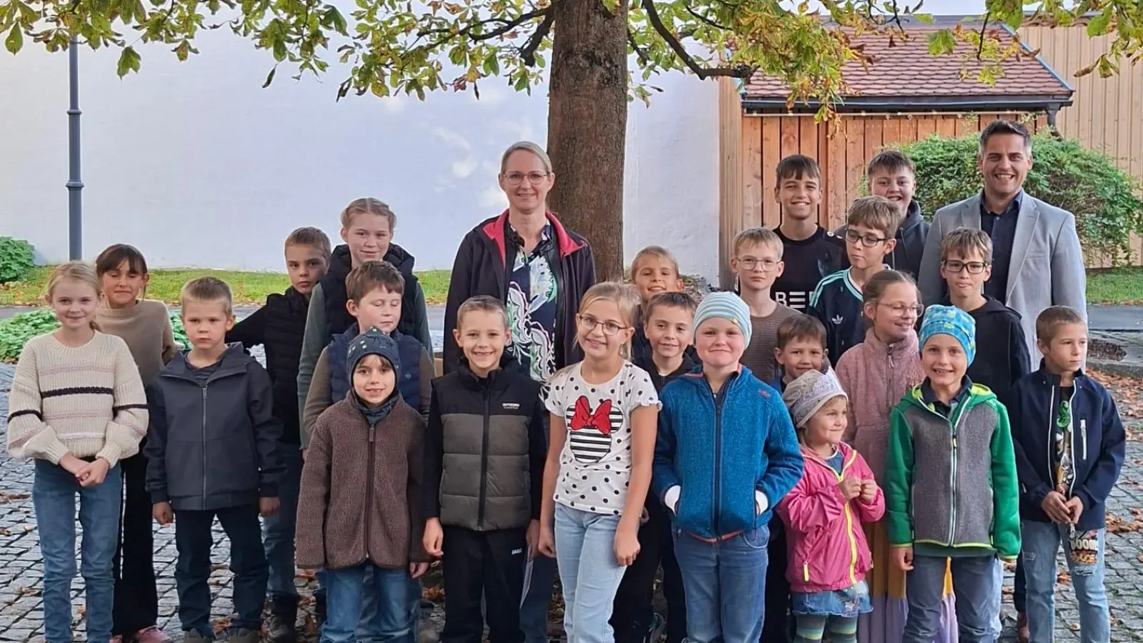 Bei der Preisverleihung der Bücherrallye in Oberviechtach überreichten Bürgermeister Rudolf J. Teplitzky und Bibliotheksleiterin Heike Hagl die Preise. (Foto: Veronika Biegerl)