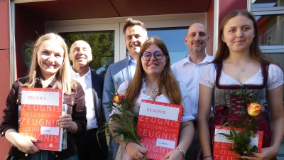 Die Schulbesten an den Berufsfachschulen mit den Ehrengästen der Abschlussfeier (von links nach rechts): Eva Elsner (staatl. geprüfter Helfer für Ernährung und Versorgung mit 1,50), Thomas Schiller (Außenstellenleiter am Standort Oberviechtach), Rudolf Teplitzky (1. Bürgermeister der Stadt Oberviechtach), Kim Wenzel (staatl. geprüfte Kinderpflegerin mit 1,66), Armin Erben (stell-vertretender Schulleiter des BSZ Oskar-von-Miller Schwandorf I), Sophia Fischer (staatl. geprüfte Sozialbetreuerin und Pflegefachhelferin mit 2,33). (Bild: Corinna Hanauer)