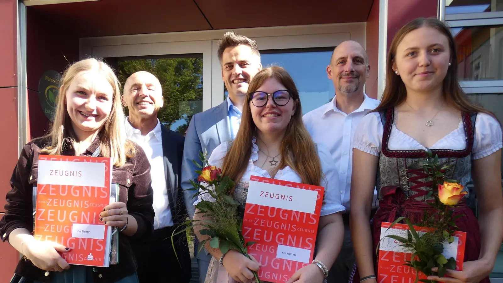 Die Schulbesten an den Berufsfachschulen mit den Ehrengästen der Abschlussfeier (von links nach rechts): Eva Elsner (staatl. geprüfter Helfer für Ernährung und Versorgung mit 1,50), Thomas Schiller (Außenstellenleiter am Standort Oberviechtach), Rudolf Teplitzky (1. Bürgermeister der Stadt Oberviechtach), Kim Wenzel (staatl. geprüfte Kinderpflegerin mit 1,66), Armin Erben (stell-vertretender Schulleiter des BSZ Oskar-von-Miller Schwandorf I), Sophia Fischer (staatl. geprüfte Sozialbetreuerin und Pflegefachhelferin mit 2,33). (Bild: Corinna Hanauer)