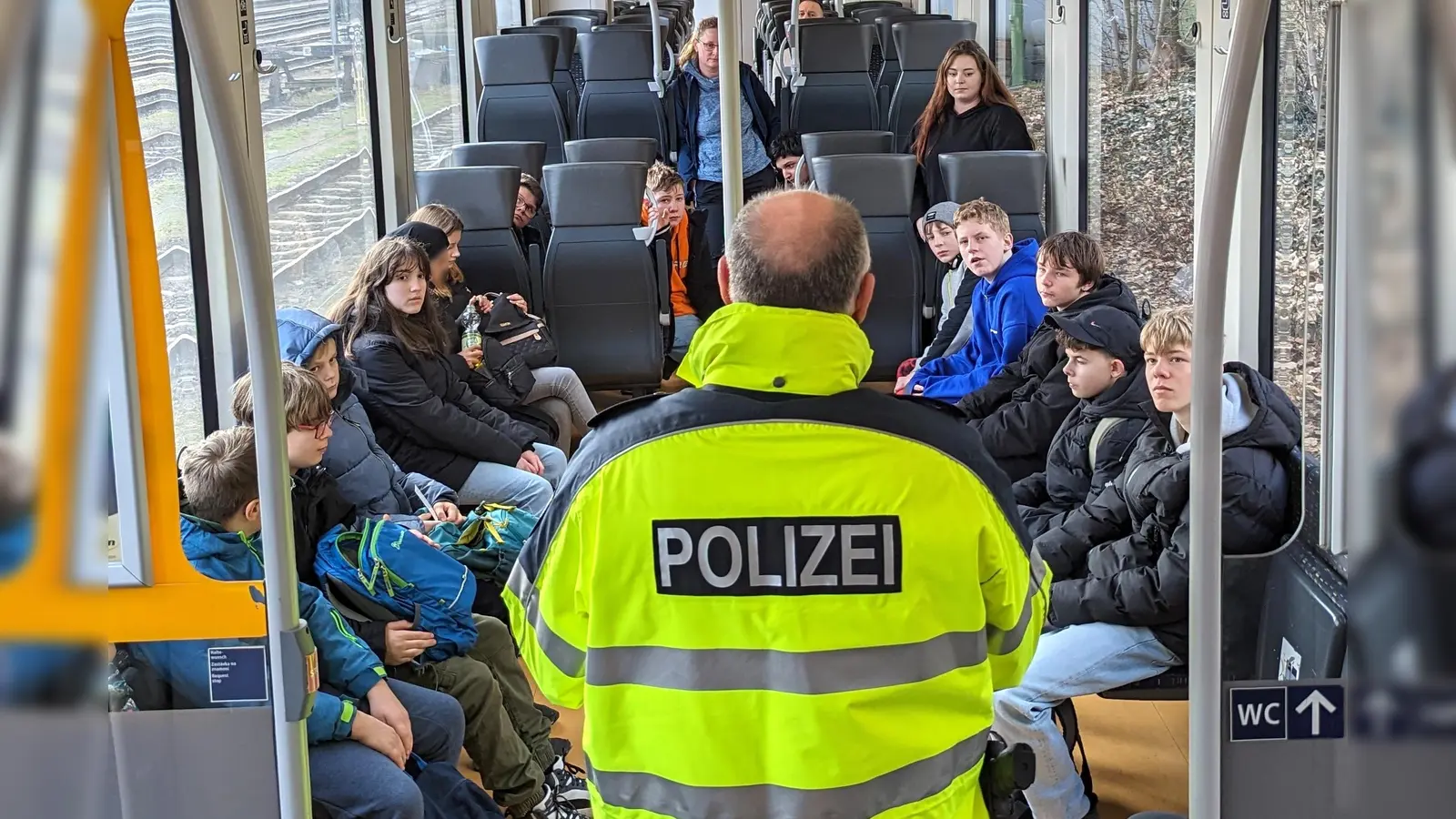 PHK Josef Prill bei der Prävention (Bild: Bundespolizei/exb)