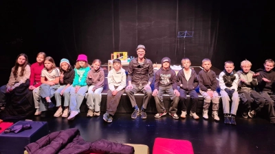 Schüler mit dem Schauspieler. (Bild: Marite Wiesmann)