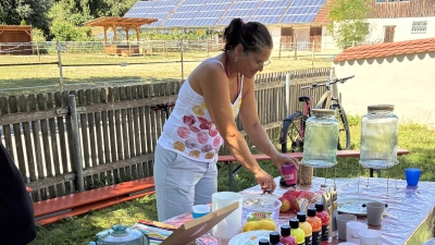 2. Vorständin Stefanie Aschenbrenner bereitet alle Farben und das Druckmateriel vor. (Bild: Magdalena Kellner)