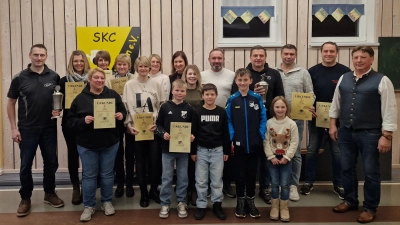 Die Sieger des Gemeindekegelpokalturniers mit 1. Vorstand Johannes Ries und Schirmherr Andreas Altmann. (Bild: Carolin Merkl)