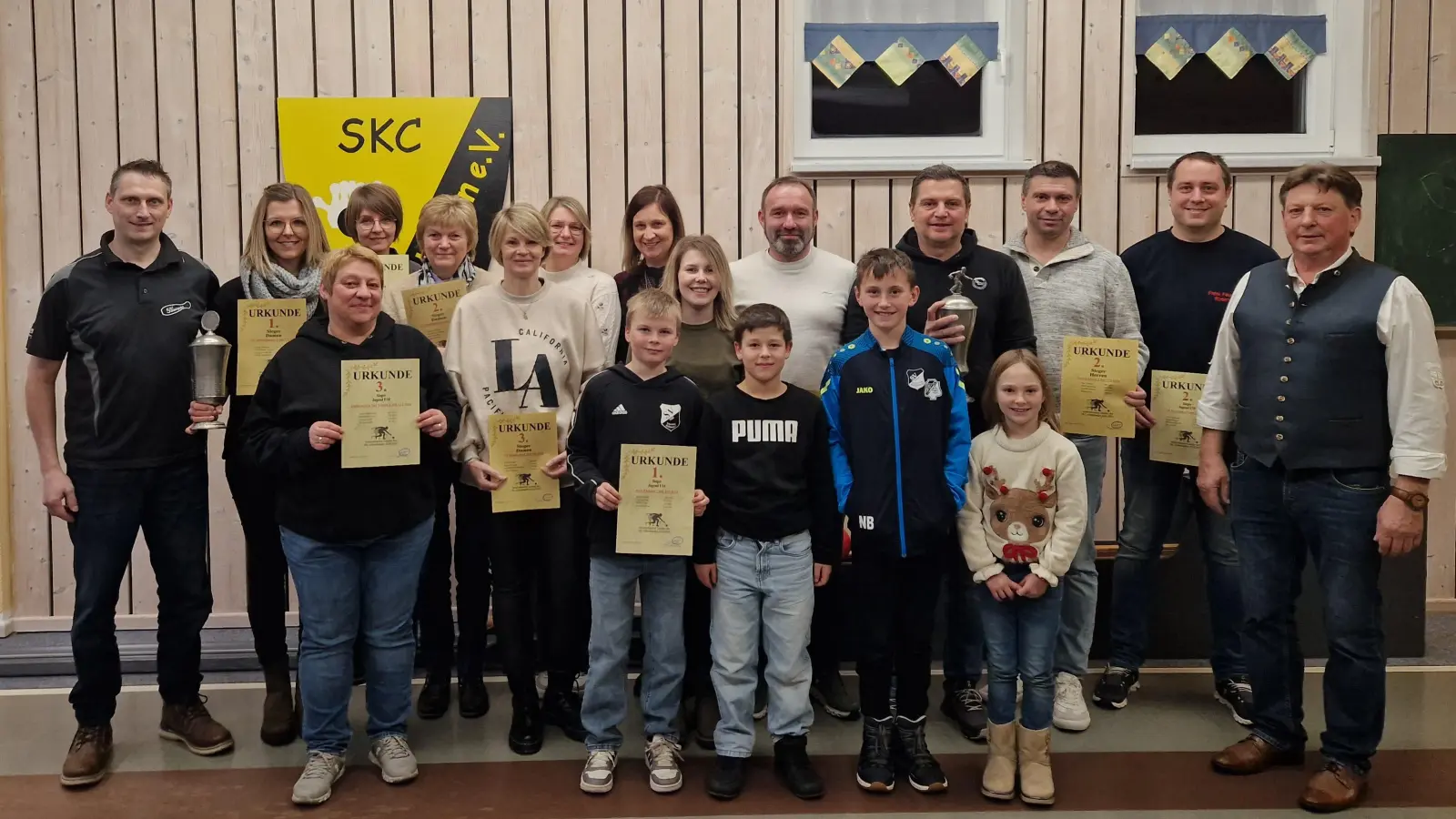 Die Sieger des Gemeindekegelpokalturniers mit 1. Vorstand Johannes Ries und Schirmherr Andreas Altmann. (Bild: Carolin Merkl)