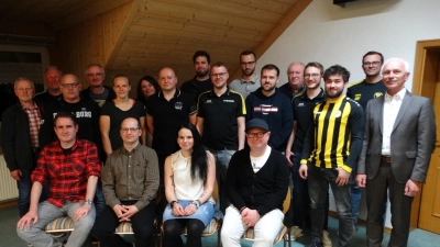 Die neue Vorstandschaft des SV Riglasreuth, an der Spitze sitzend von links nach rechts: Schriftführer Benedikt Heinl, zweiter Vorsitzender Roland Heinl, die neue Vorsitzende Maria Weber-Göhl und Kassier Mario Heinl. Stehend die Mitglieder des Vereinsausschusses, sowie ganz rechts Bürgermeister Peter König.  (Bild: Tanja Wegmann)