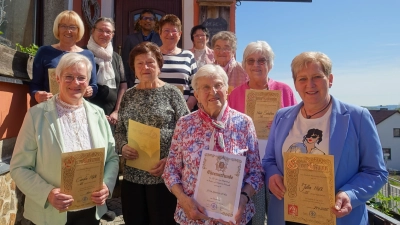 Bei der Jahreshauptversammlung des Frauen- und Müttervereins Fuchsmühl standen auch die Mitgliederehrungen an. Es gratulierten 1.Vorsitzende Anna Koller (hinten rechts) Pfarrer P. Joseph (hinten Mitte) und 2. Vorsitzende Elke Ulrich (hinten links) (Bild: Michaela Staufer)