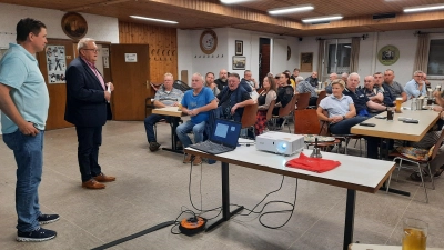 Bürgermeister Martin Preuß lobte das ehrenamtiche Engagement des Fischereivereins Amberg. Links 1. Vorsitzender Tim Jüntgen, daneben 2. Bürgermeister Martin Preuß. (Bild: Gerhard Doerfler)