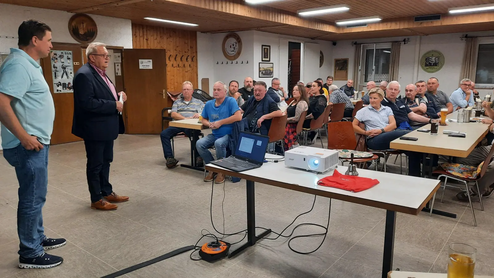 Bürgermeister Martin Preuß lobte das ehrenamtiche Engagement des Fischereivereins Amberg. Links 1. Vorsitzender Tim Jüntgen, daneben 2. Bürgermeister Martin Preuß. (Bild: Gerhard Doerfler)