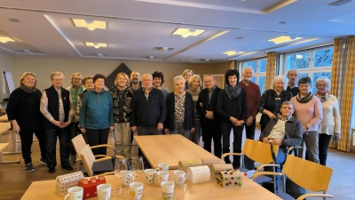 Die Kursteilnehmer mit ihren selbst gebastelten Erinnerungsstücken (Bild: Elisabeth Gaßner)