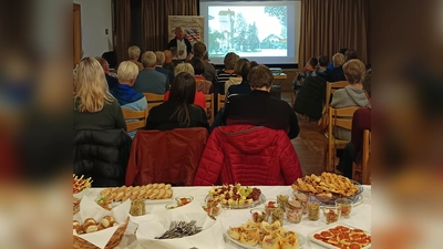 Gerald Morgenstern fesselt die Besucher mit Wort und Bild über die Geschichte des Truppenübungsplatzes Grafenwöhr. (Bild: Monika Haberl)