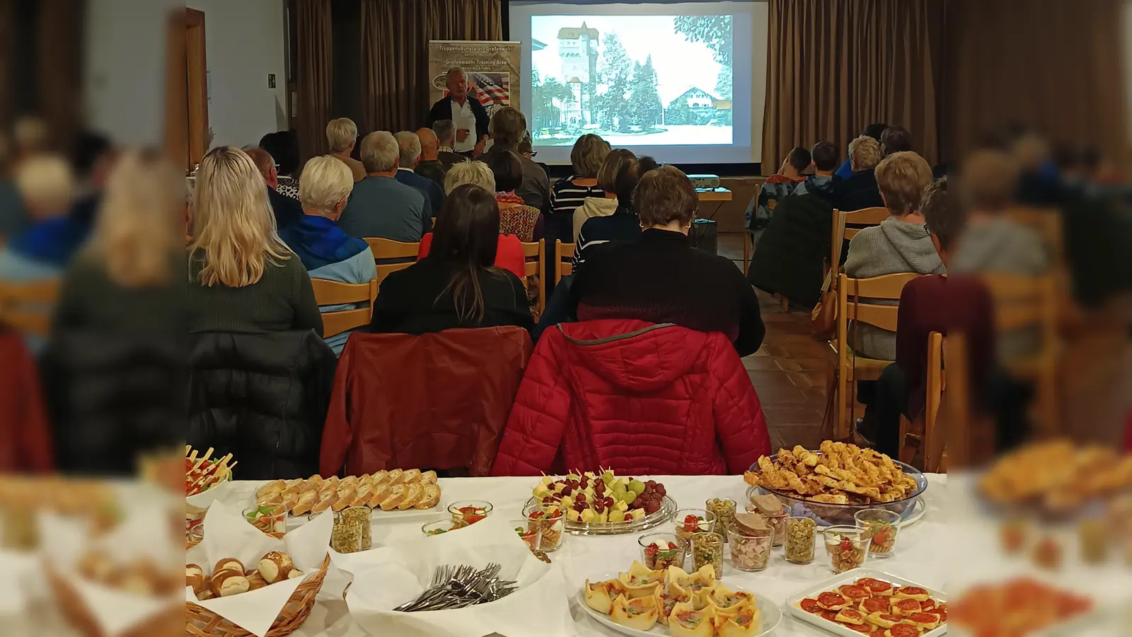 Gerald Morgenstern fesselt die Besucher mit Wort und Bild über die Geschichte des Truppenübungsplatzes Grafenwöhr. (Bild: Monika Haberl)