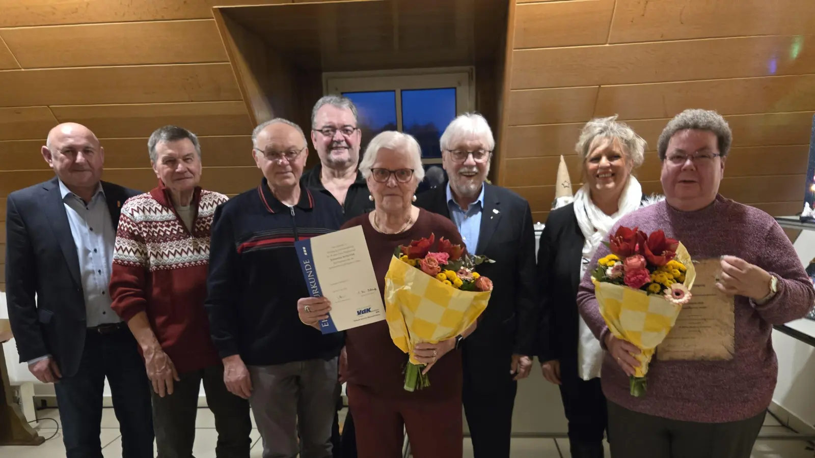 Von li.: Georg Götz(2. Bürgermeister u HKA Vorstand), Reinhold Weiß (20 Jahre), Richard Kellner (20 Jahre), Franz 'Meier (20 Jahre) Johanna Schuster (30 Jahre), Manfred Ruppert (1. Vorstand VdK OV Hahnbach), Heid Deinlein (Stellvertr. Kreisvorsitzende), Gabi Heil (400. Mitglied im OV Hahnbach). (Bild: Adelheid Donhauser)