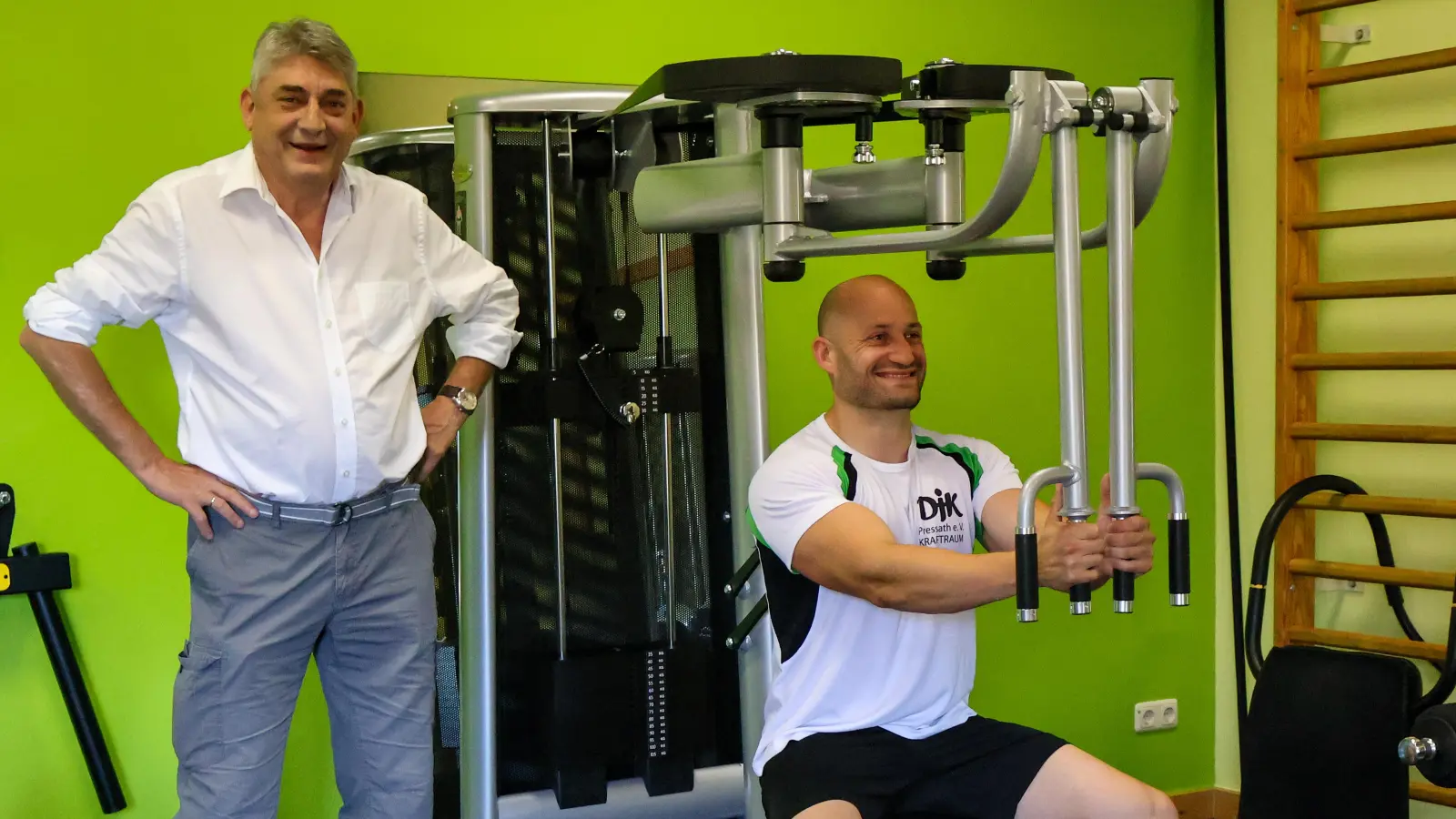 Roman Kastl (links) und Thorsten Löb freuen sich über die neue Ausstattung im vereinseigenen Kraftraum (Bild: Michael Waldmann)