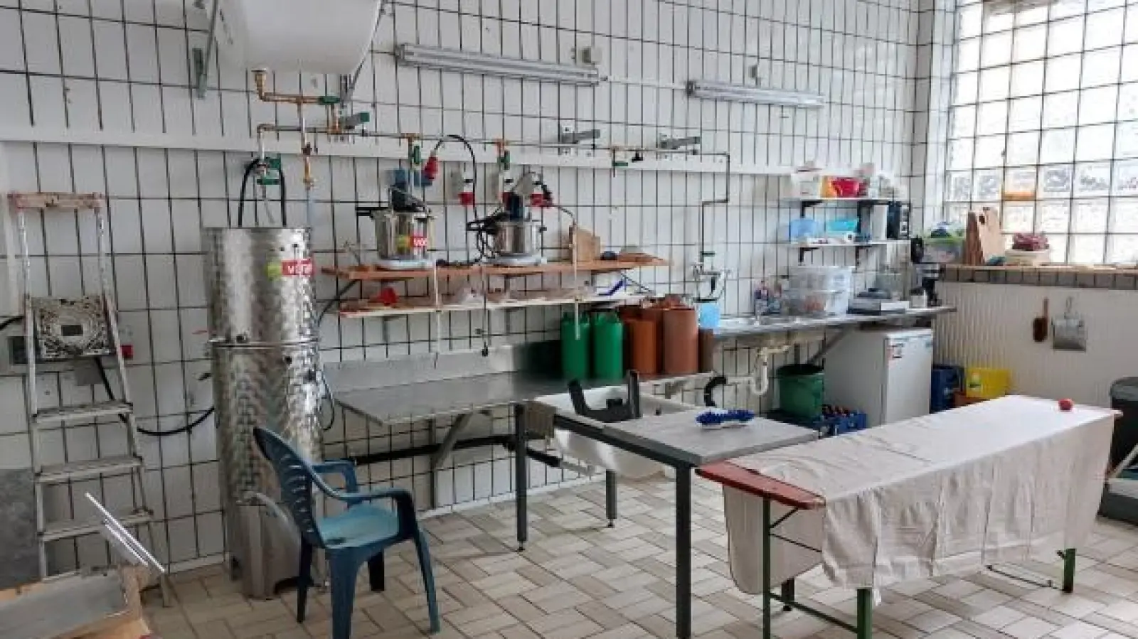 Bild 1 Die neue Obstverwertung in Schlicht, Vilstalstrasse 6<br>Bild 2 Besuch des schlichter Kindergartens in der alten Anlage vone !. Vorstand Armin Heuberger, an der Obstmühle Leiter Alfons Trummer und an der Presse Franz Heldmann (Bild: Armin Heuberger)