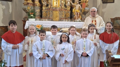 In der Pfarrkirche St. Johannes Baptist in Thanstein feierten am Sonntag sieben Kinder feierlich ihre Erste Heilige Kommunion. (Bild: Magdalena Niebauer)