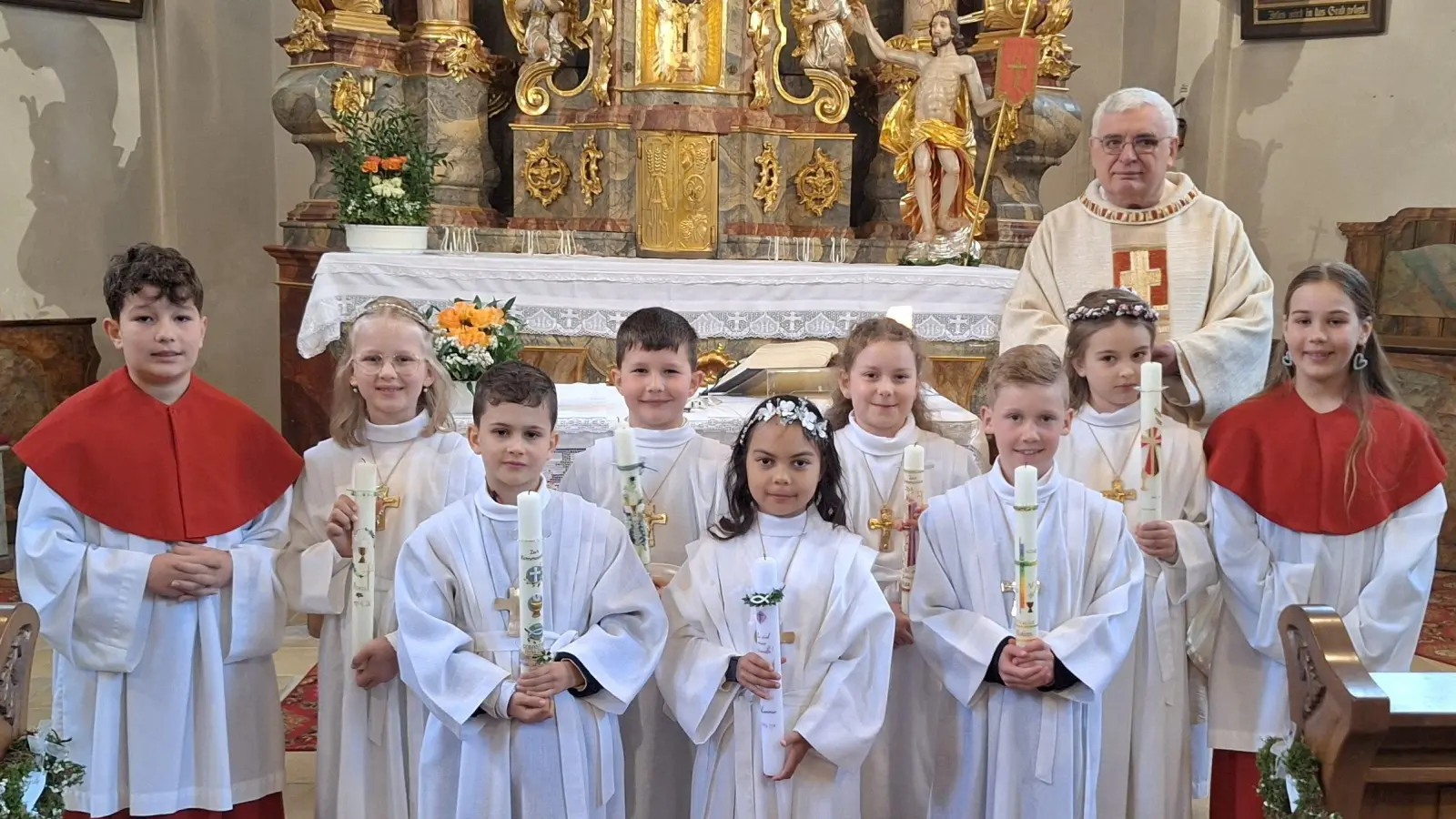 In der Pfarrkirche St. Johannes Baptist in Thanstein feierten am Sonntag sieben Kinder feierlich ihre Erste Heilige Kommunion. (Bild: Magdalena Niebauer)
