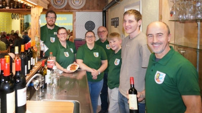 Das Bayerntreu - Bewirtungs - Team beim 13. Bayerntreu - Weinfest in Lennesrieth (Bild: Franz Völkl)