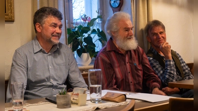 Über die Anwesenheit von Pater Ferdinand (Mitte) aus dem Kongo/Afrika bei der Jahreshauptversammlung des Vereins „Missionsbrücke Moosbach-Ndendule e.V.“ freute sich der Vorsitzende Bernhard Rom (links) sowie Mitglied und Förderer Richard Reger (rechts). (Bild: Anja Rom)