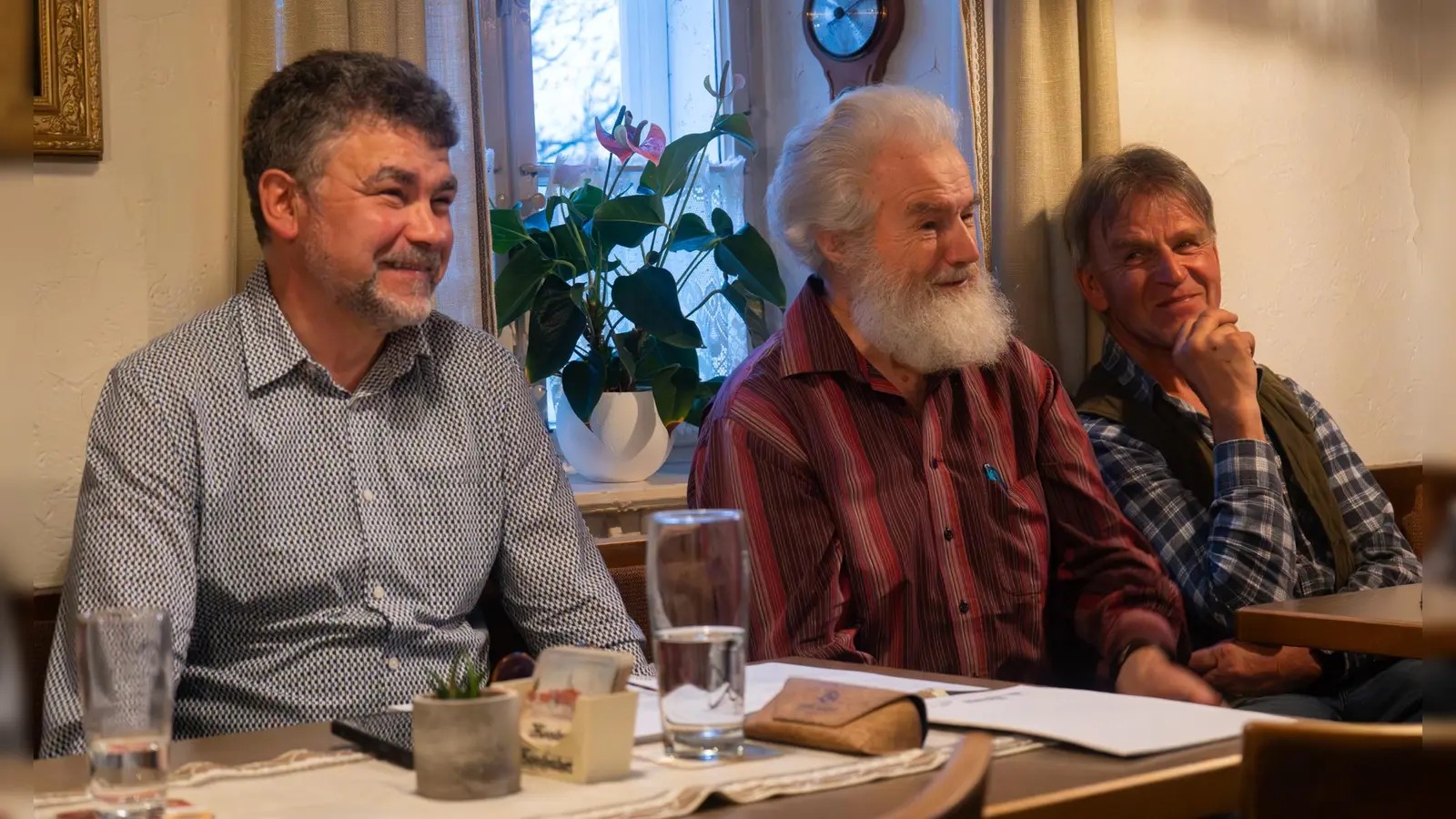 Über die Anwesenheit von Pater Ferdinand (Mitte) aus dem Kongo/Afrika bei der Jahreshauptversammlung des Vereins „Missionsbrücke Moosbach-Ndendule e.V.“ freute sich der Vorsitzende Bernhard Rom (links) sowie Mitglied und Förderer Richard Reger (rechts). (Bild: Anja Rom)