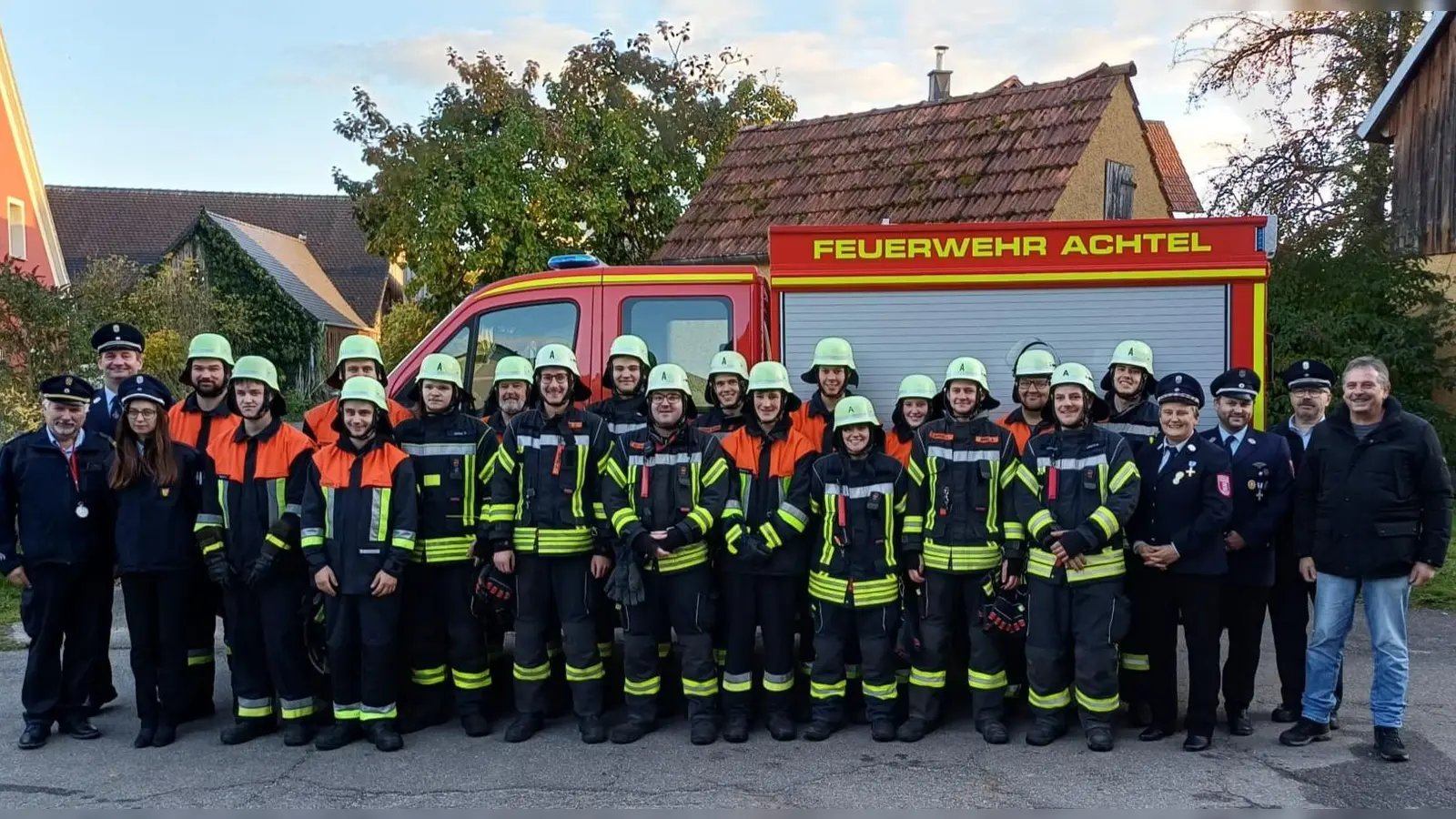 Zwei Gruppen der Freiwilligen Feuerwehr Achtel legten das Leistungsabzeichen mit Atemschutz in den verschiedenen Stufen erfolgreich ab. (Bild: Johanna Dollacker-Gradl)