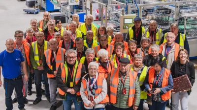 Die Feuerwehr-Senioren in der Produktionshalle in Weißensulz (Bild: Fa. PuzzleYOU)