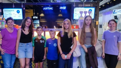 Die Ministranten aus Kohlberg mit ihren Betreuerinnen bei ihrem Ausflug nach Nürnberg in den Trampolinpark AirTime. (Bild: Marie Bertelshofer)